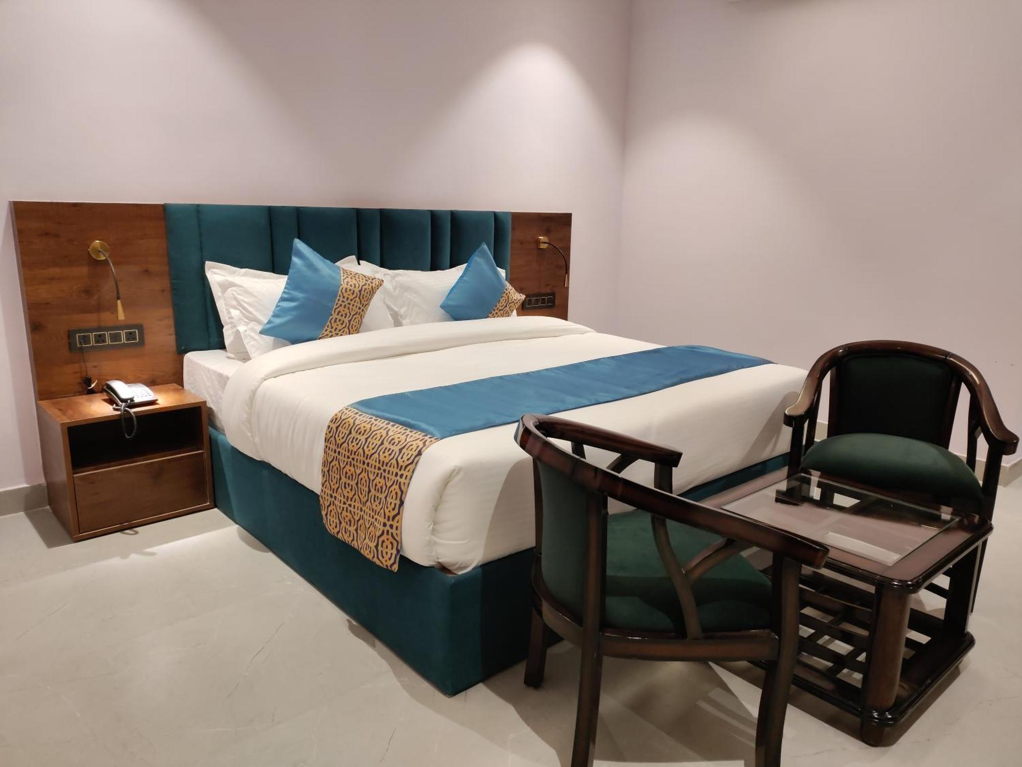 Emerald Suites Greater Noida Buitenkant foto