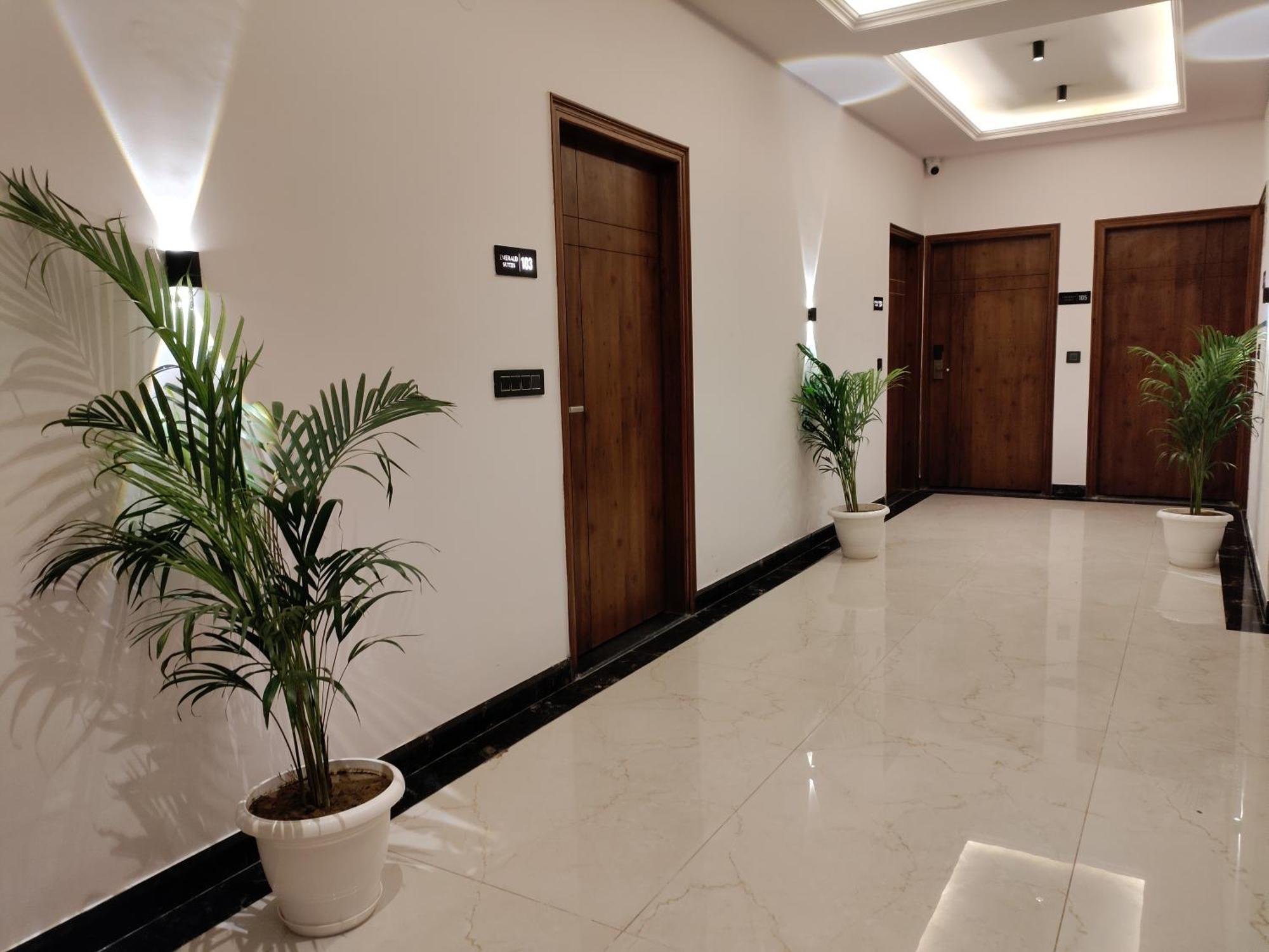 Emerald Suites Greater Noida Buitenkant foto