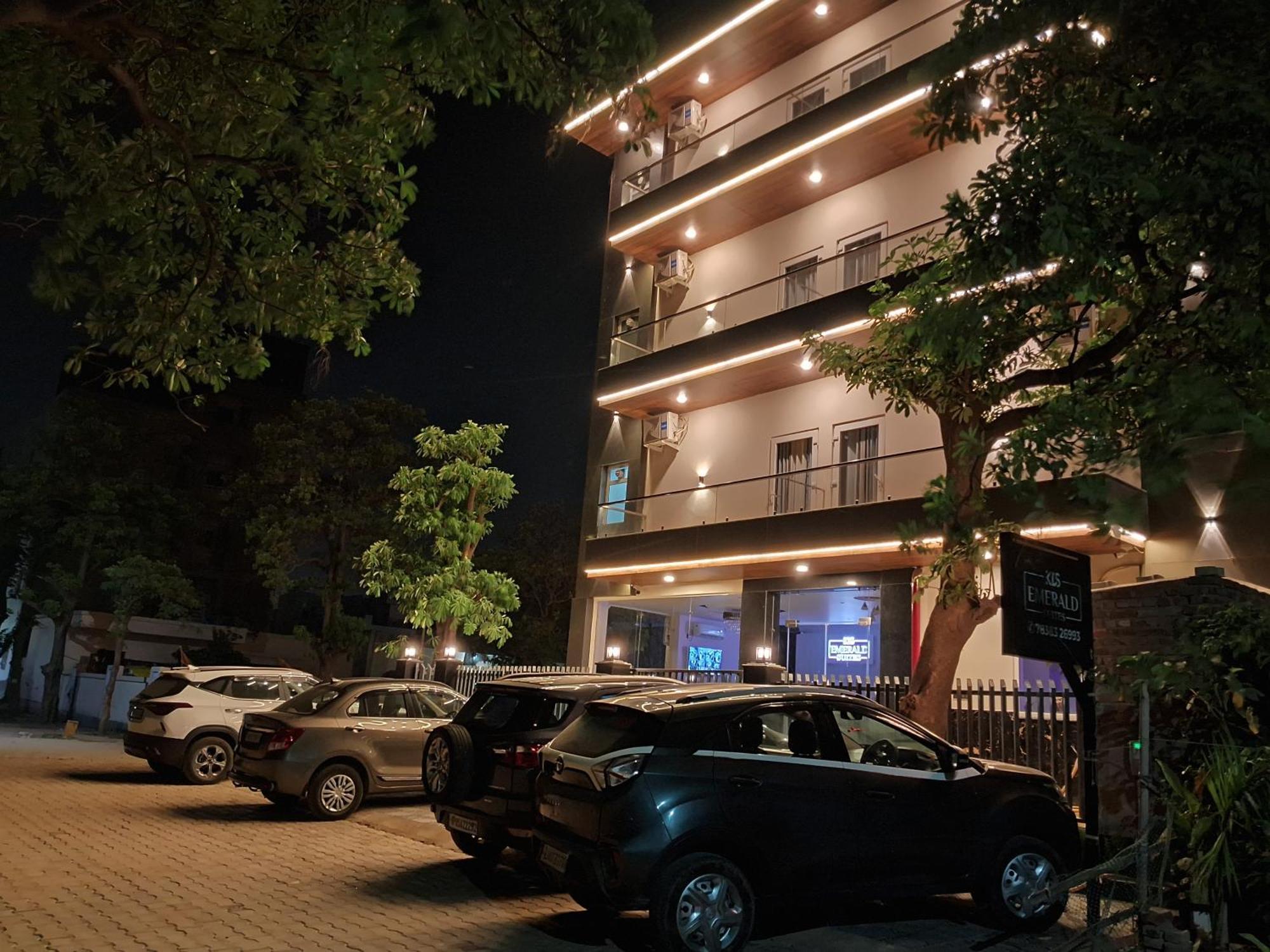 Emerald Suites Greater Noida Buitenkant foto