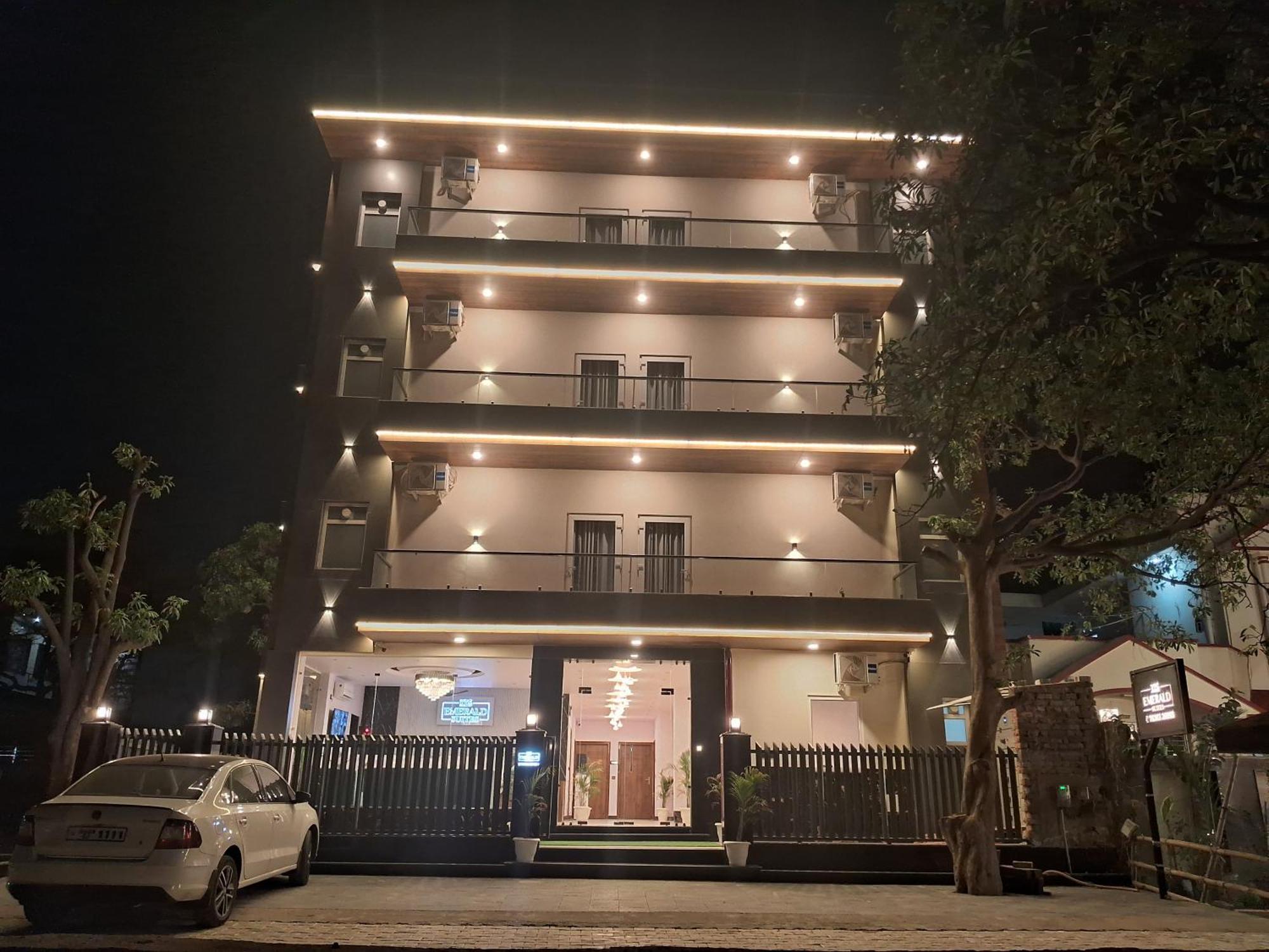 Emerald Suites Greater Noida Buitenkant foto