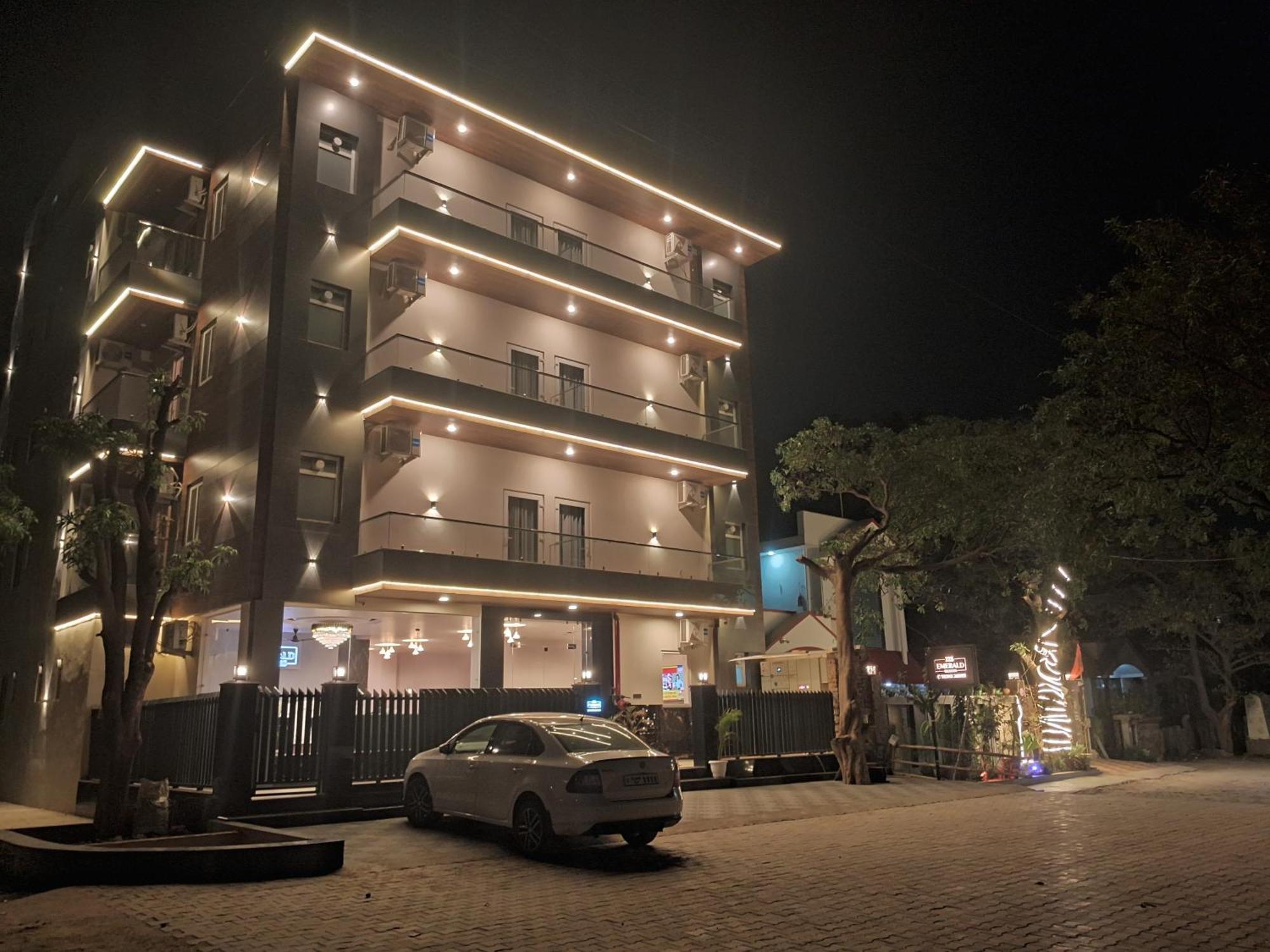 Emerald Suites Greater Noida Buitenkant foto