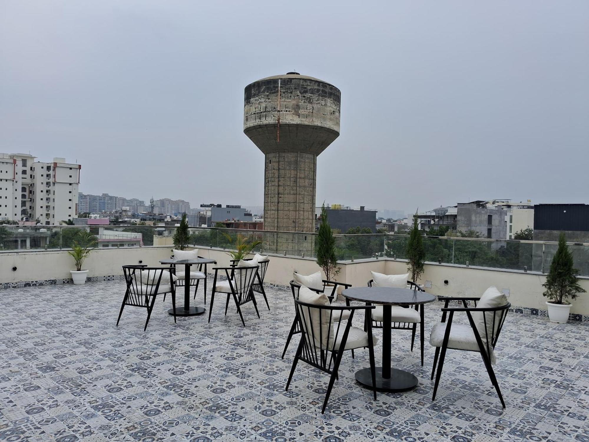 Emerald Suites Greater Noida Buitenkant foto